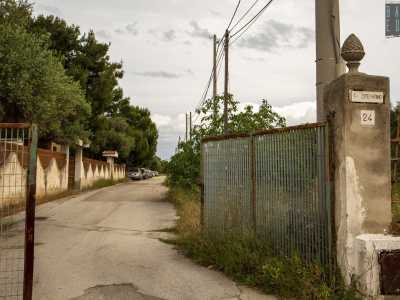 Per raggiungerla svoltiamo a destra su strada privata Fratelli Costantino...